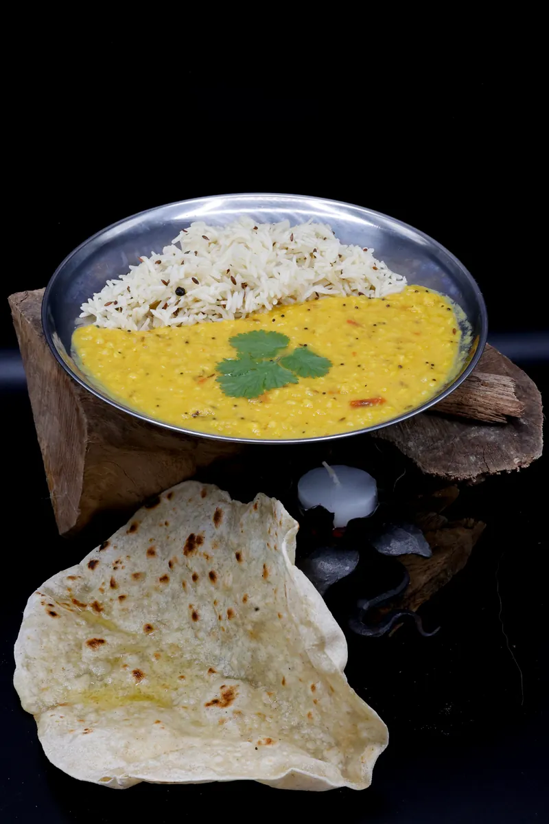 Dal giallo con riso basmati e papadum