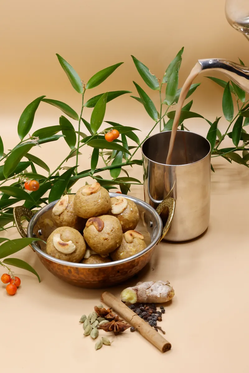 Laddoo indiani con chai, tè speziato indiano