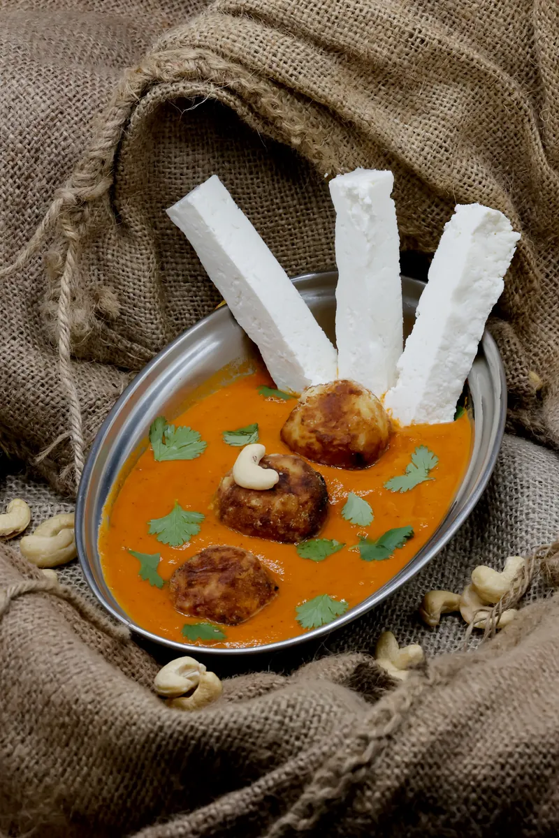 Kofta al curry con paneer e salsa cremosa agli anacardi