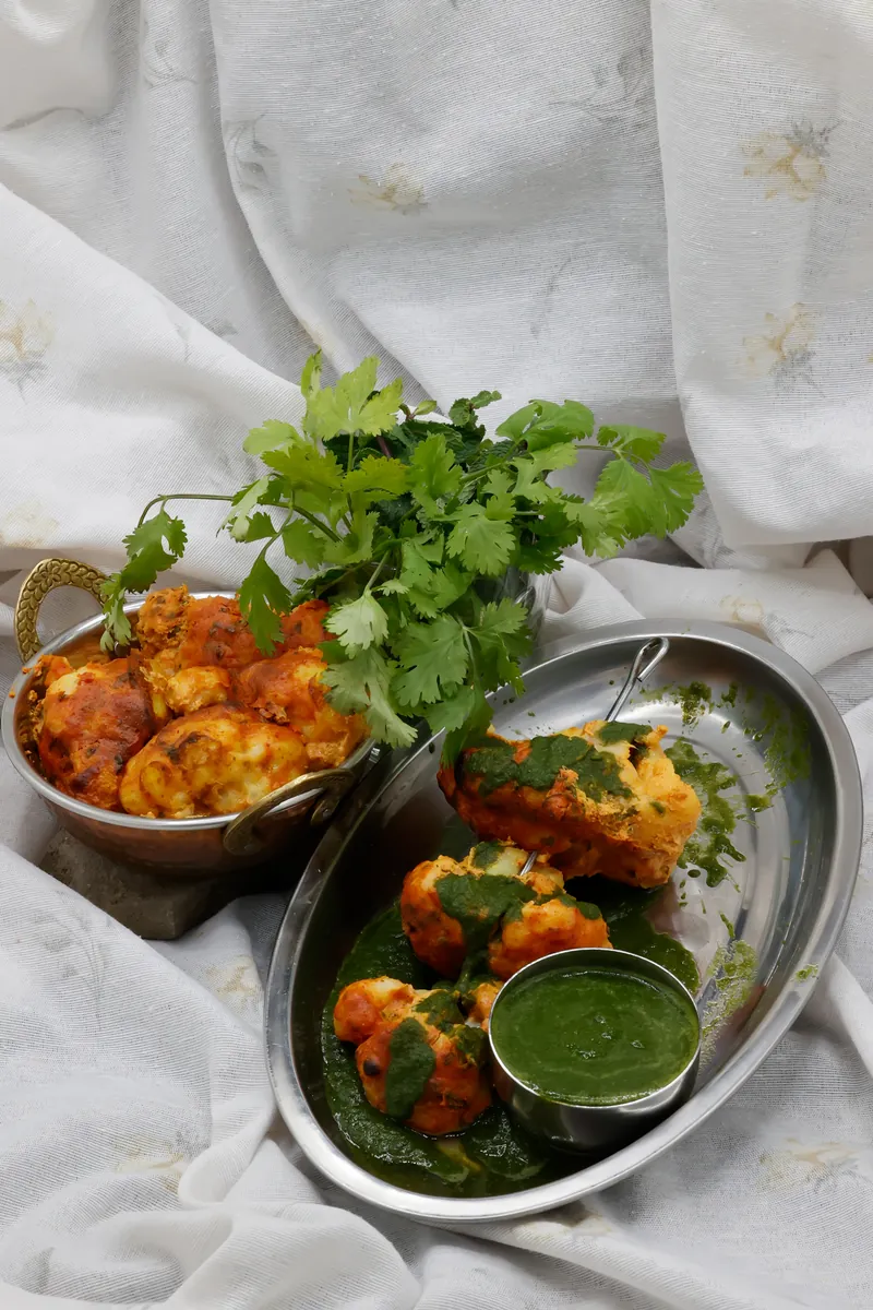 Uova tandoori, uova speziate con salsa verde chutney